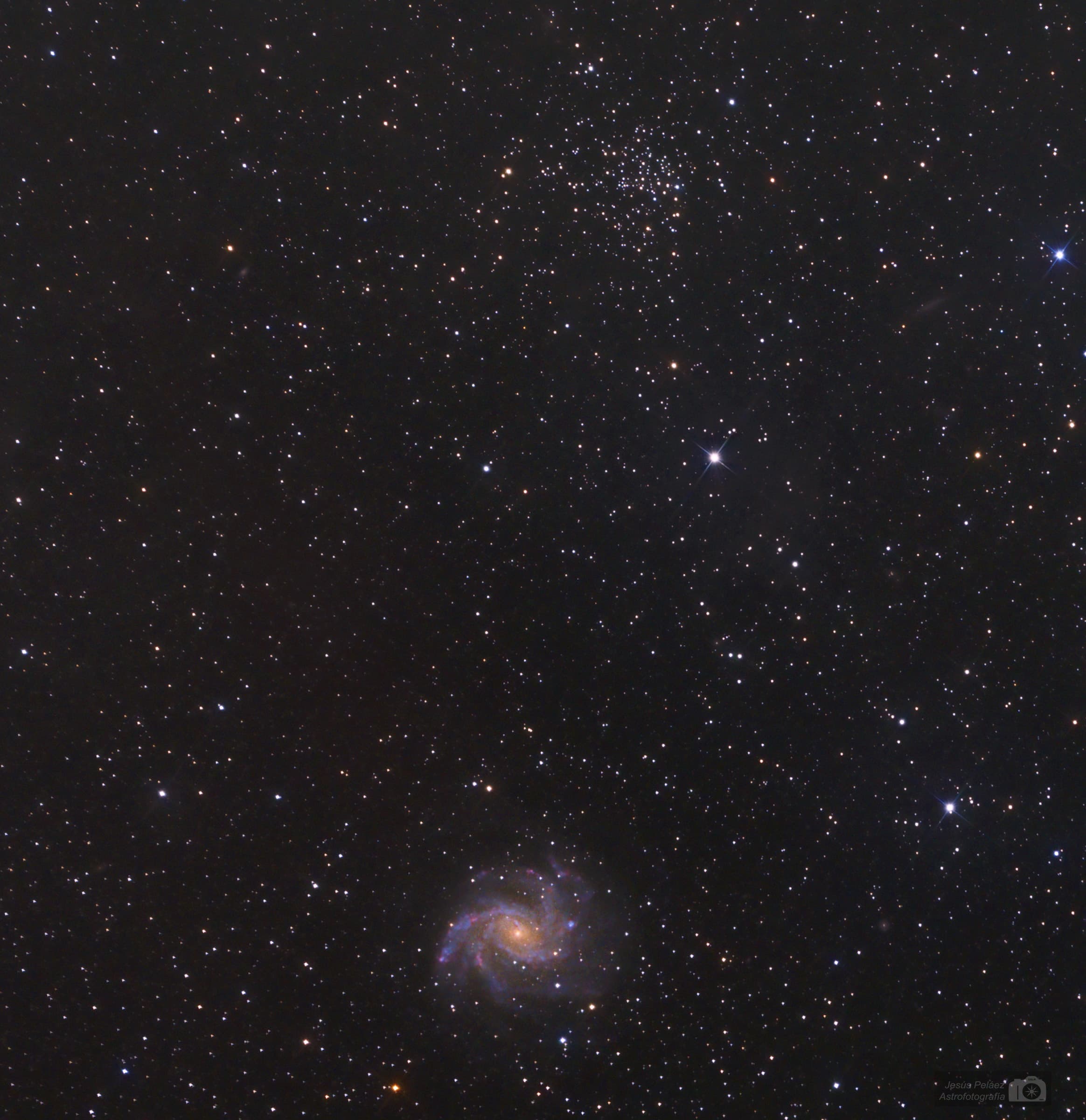 La Galaxia NGC6946 Junto Al Cúmulo Estelar NGC693