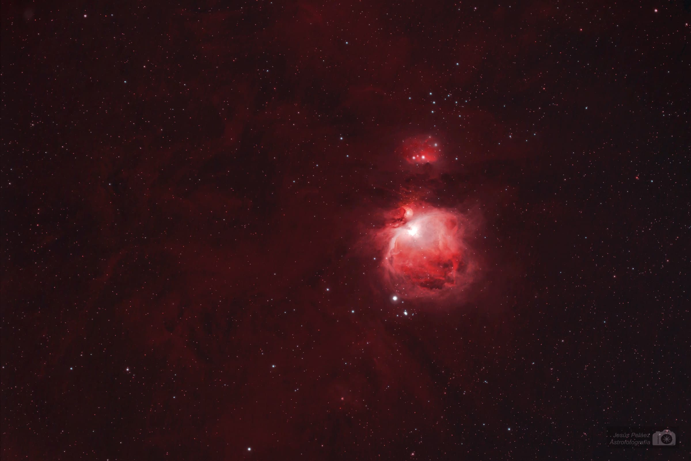 La Nebulosa De Orion Bajo La Luna Llena