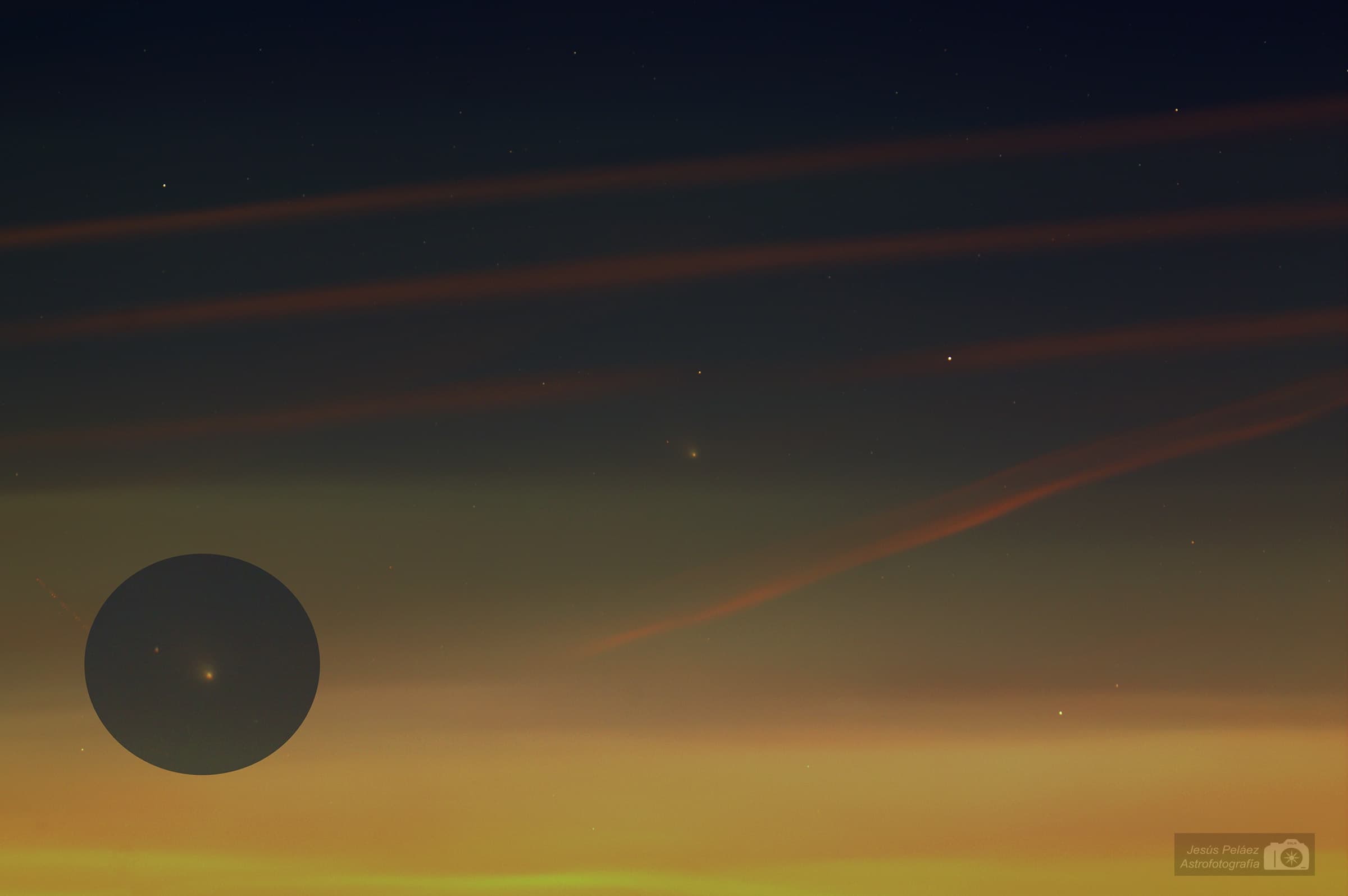 El Cometa Leonard Al Atardecer