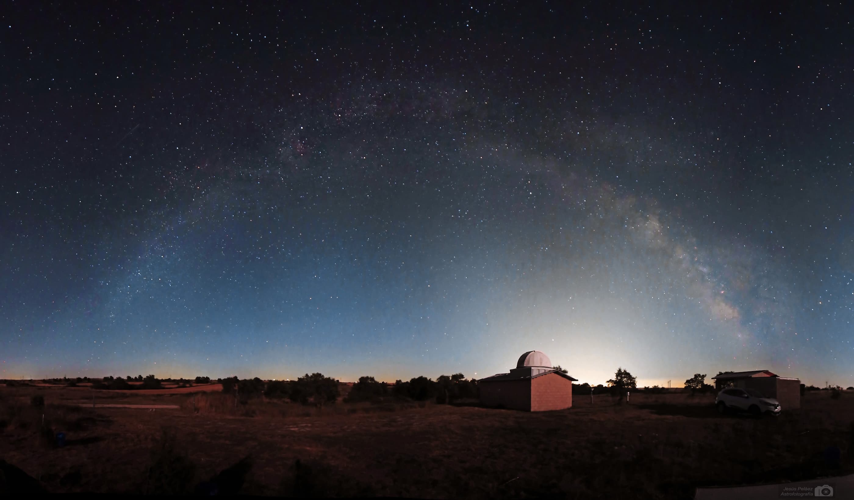 El arco de la Vía Láctea sobre el Centro Astronómico de Lodoso