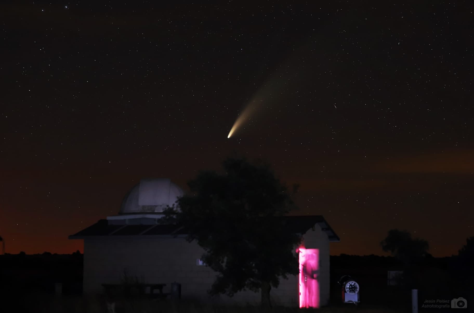 Cometa Neowise sobre el Observatorio Mizar
