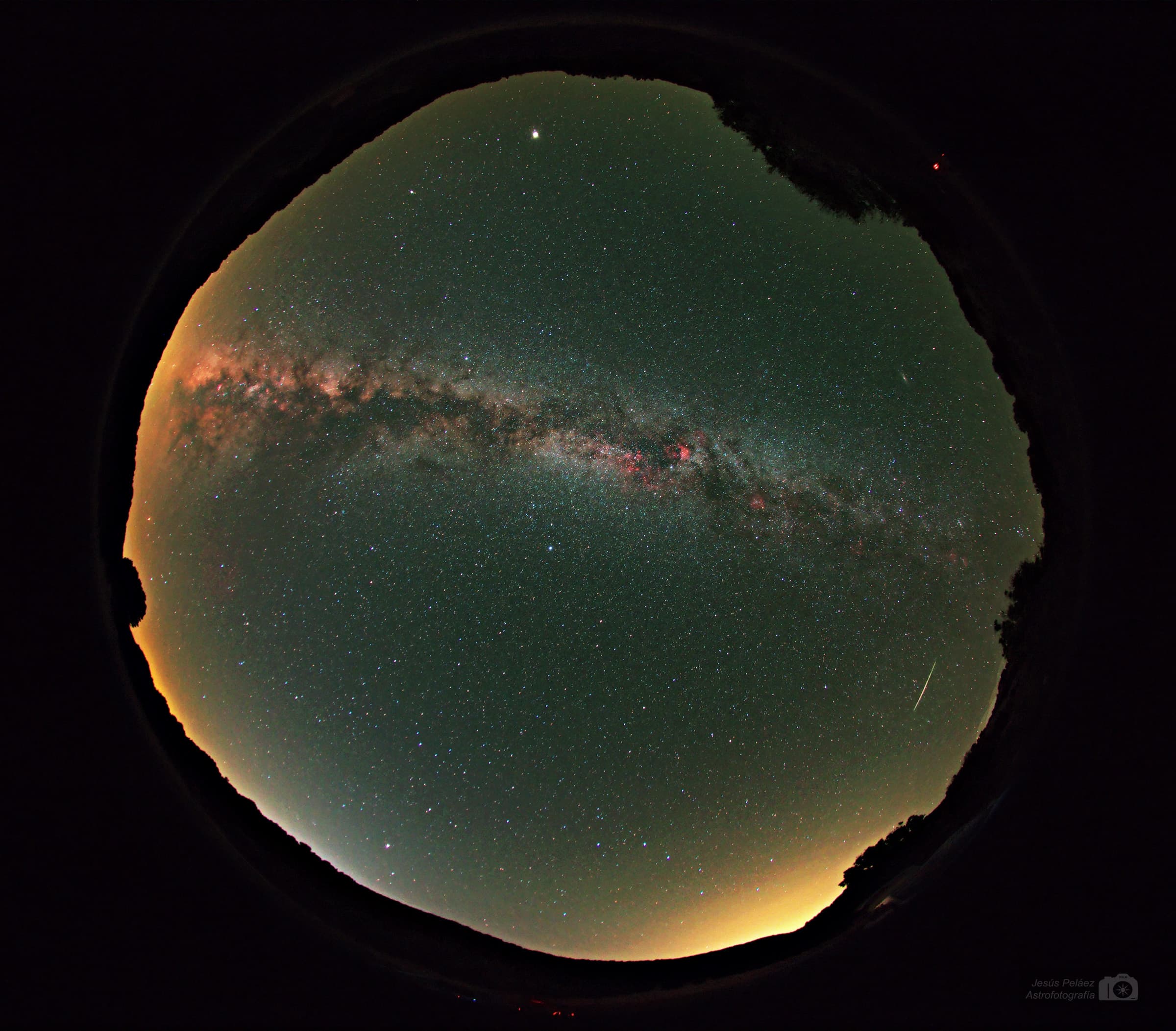 La Vía Lactea Los Planetas Y Una Perseida