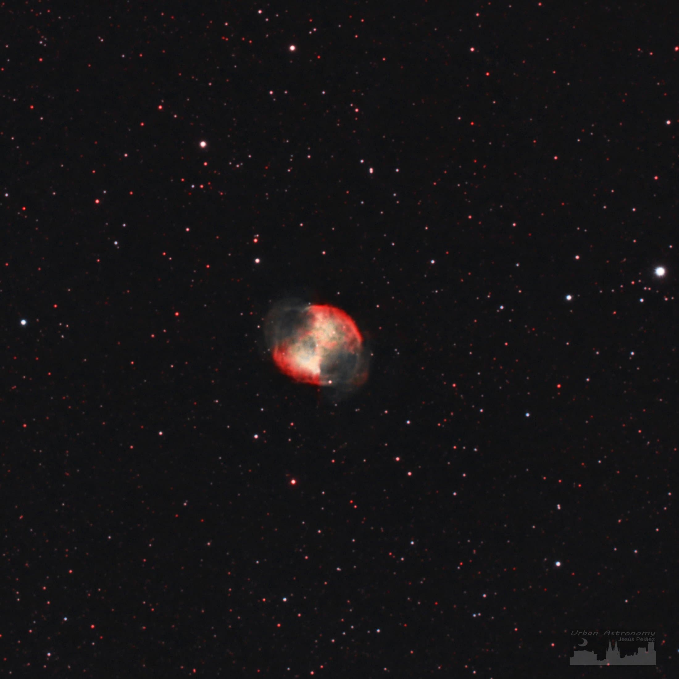 La Nebulosa Planetaria Dumbbell Desde La Ciudad